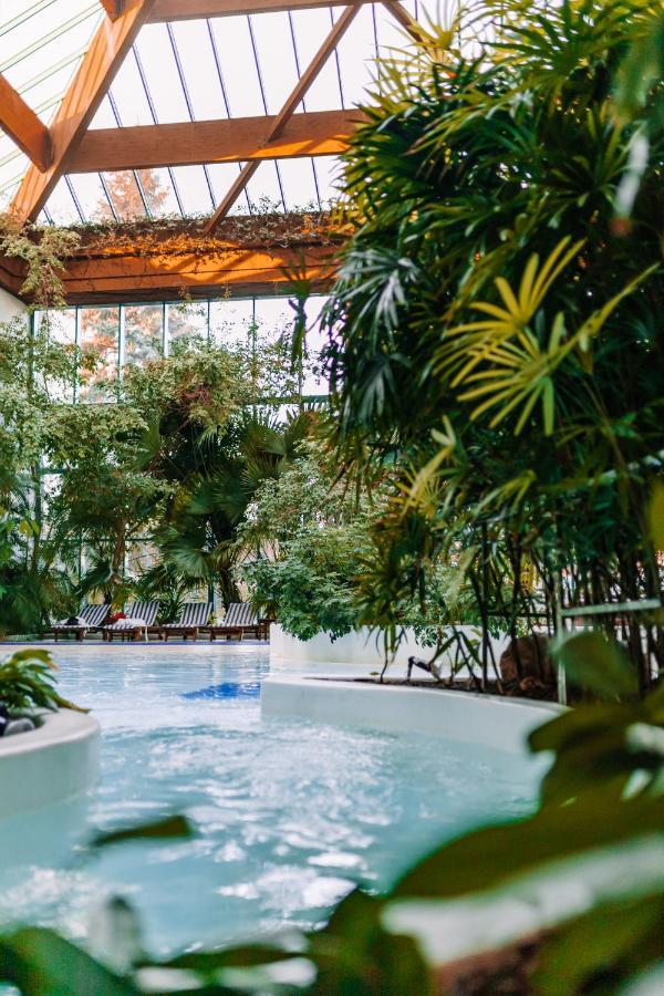 Rahat Palace Hotel อัลมาตี ภายนอก รูปภาพ The indoor swimming pool