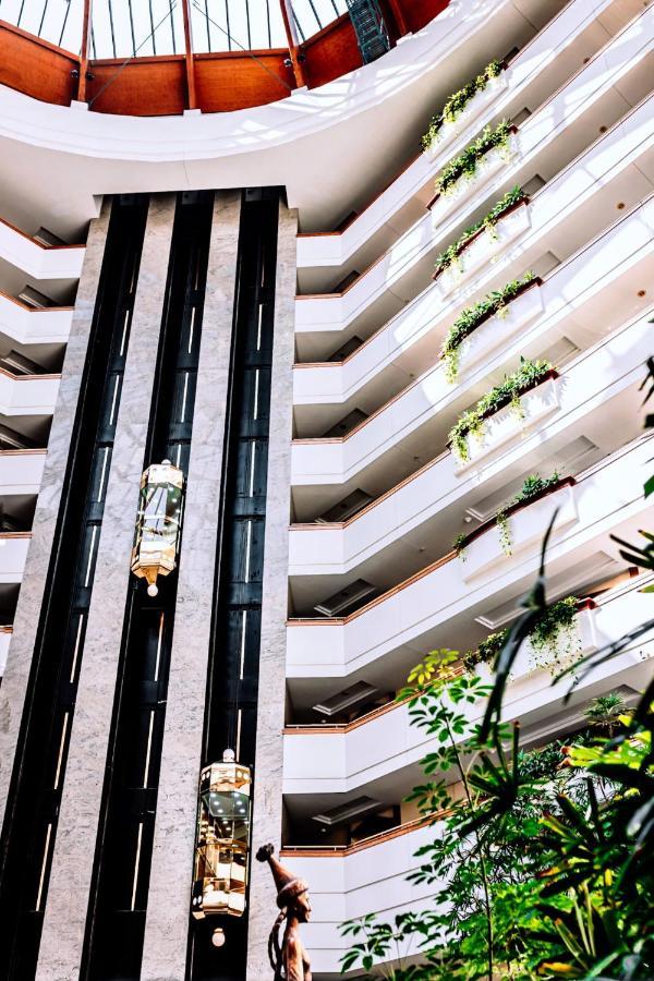 Rahat Palace Hotel อัลมาตี ภายนอก รูปภาพ The elevators at the Hyatt Regency Atlanta