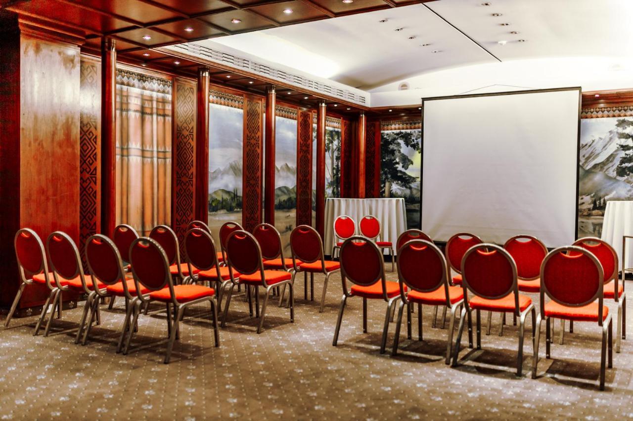 Rahat Palace Hotel อัลมาตี ภายนอก รูปภาพ A meeting room
