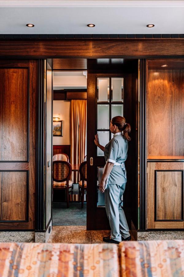 Rahat Palace Hotel อัลมาตี ภายนอก รูปภาพ A hotel maid in Nairobi, Kenya