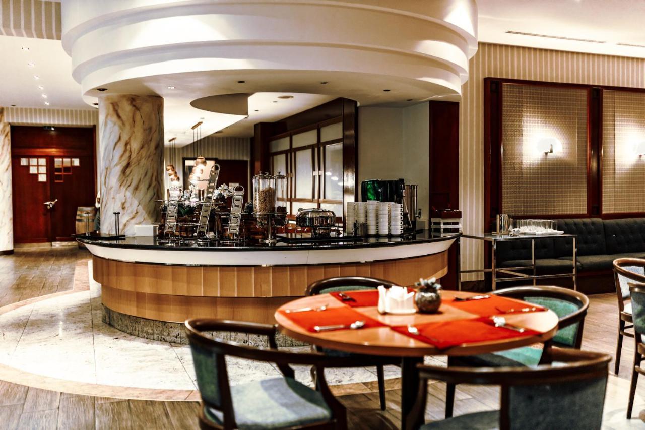 Rahat Palace Hotel อัลมาตี ภายนอก รูปภาพ The lobby bar