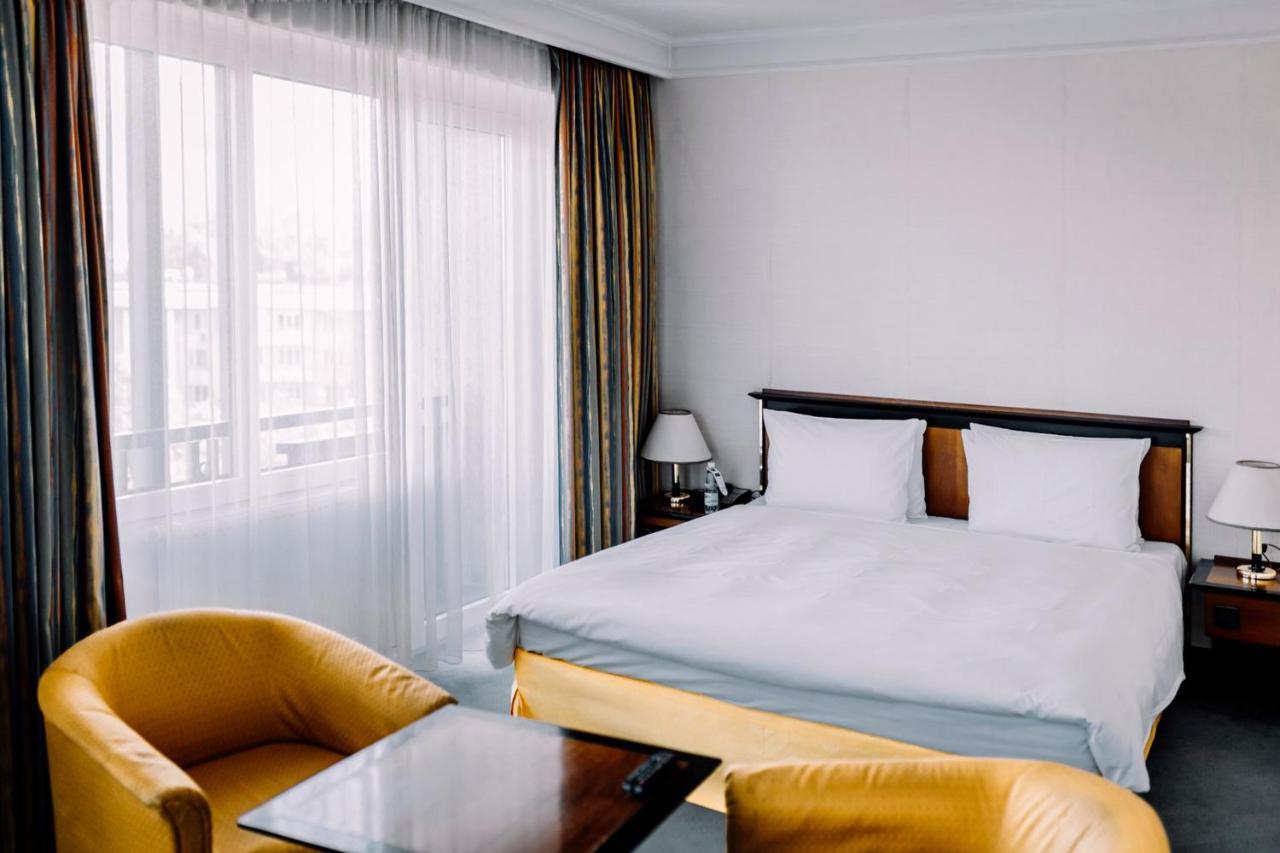 Rahat Palace Hotel อัลมาตี ภายนอก รูปภาพ A bedroom