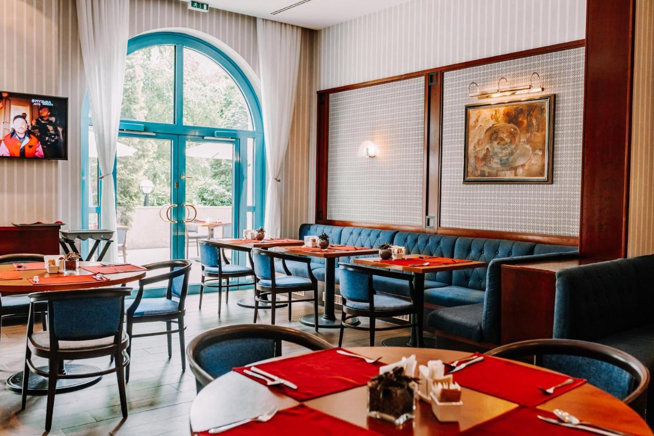 Rahat Palace Hotel อัลมาตี ภายนอก รูปภาพ Restaurant interior