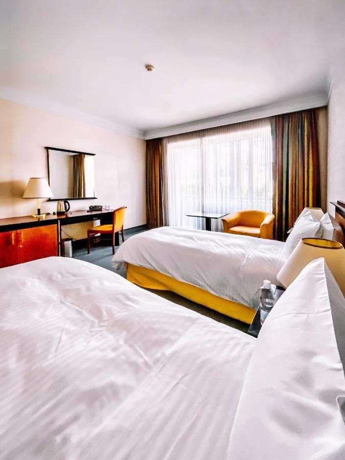 Rahat Palace Hotel อัลมาตี ภายนอก รูปภาพ A typical hotel room