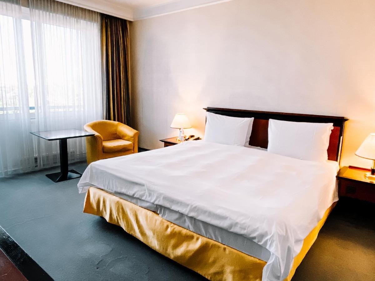 Rahat Palace Hotel อัลมาตี ภายนอก รูปภาพ A hotel room