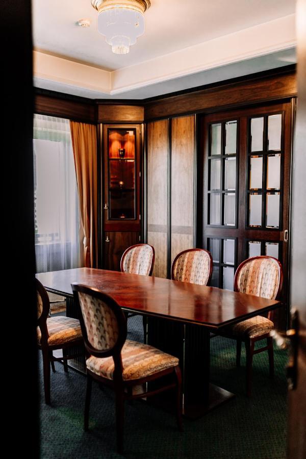 Rahat Palace Hotel อัลมาตี ภายนอก รูปภาพ The dining room