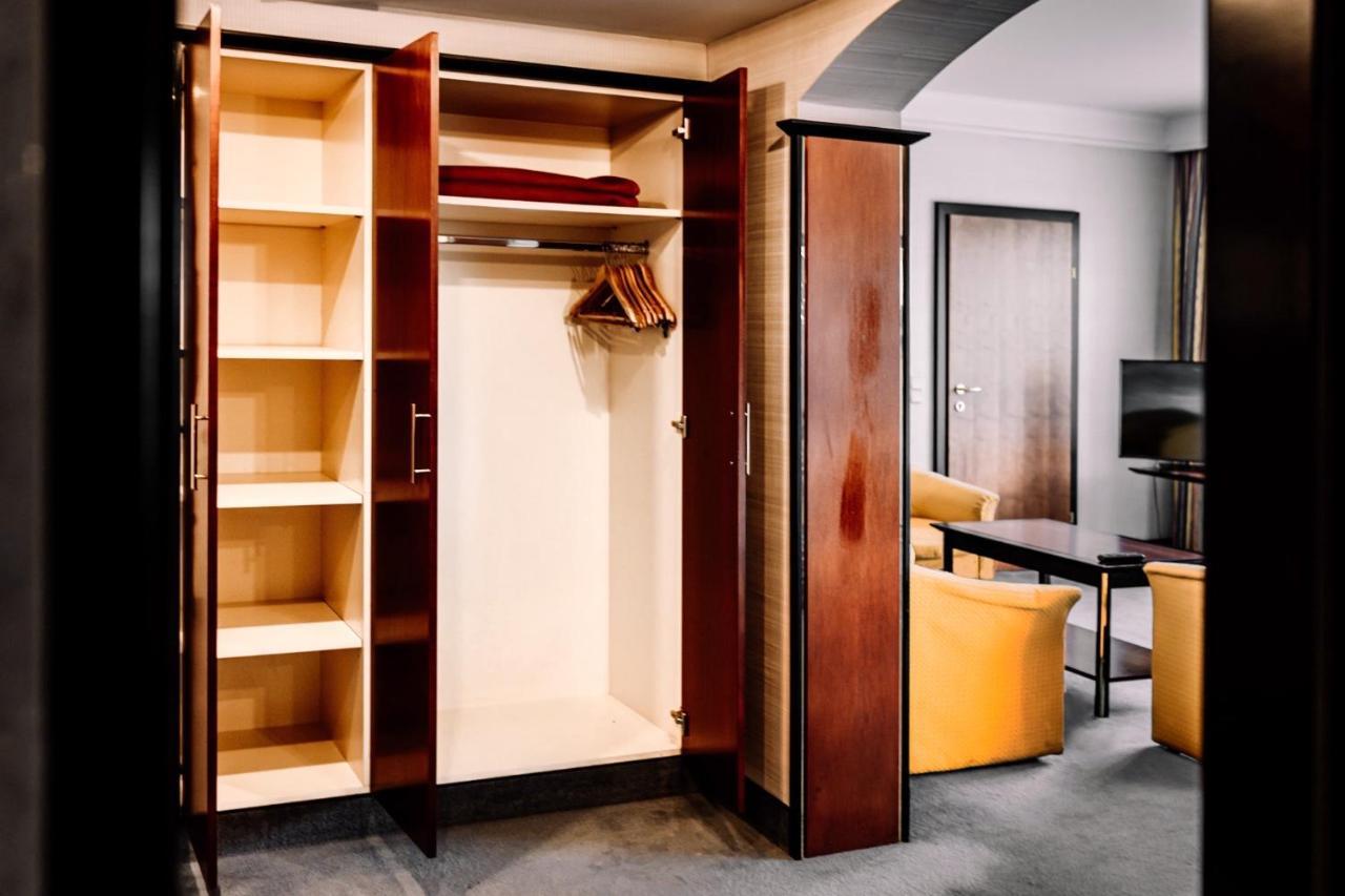 Rahat Palace Hotel อัลมาตี ภายนอก รูปภาพ A wardrobe