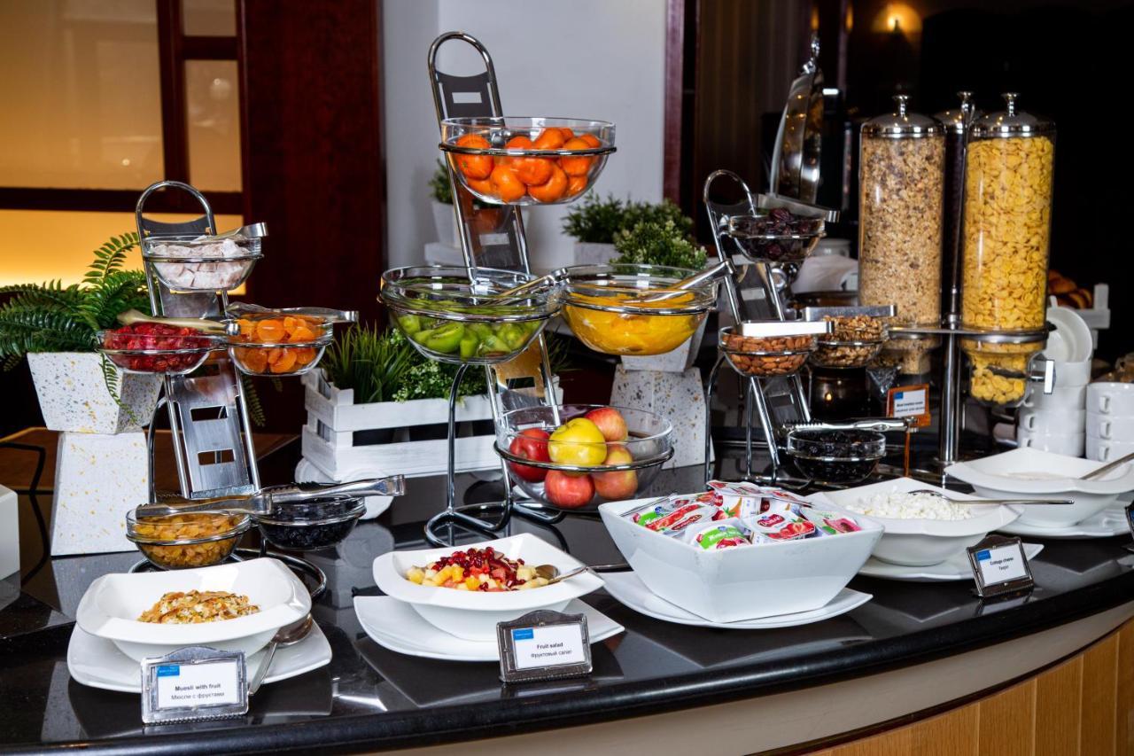 Rahat Palace Hotel อัลมาตี ภายนอก รูปภาพ A breakfast buffet