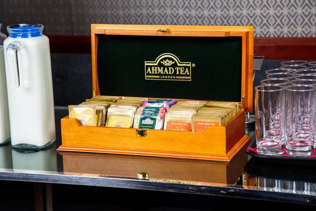 Rahat Palace Hotel อัลมาตี ภายนอก รูปภาพ A tea chest