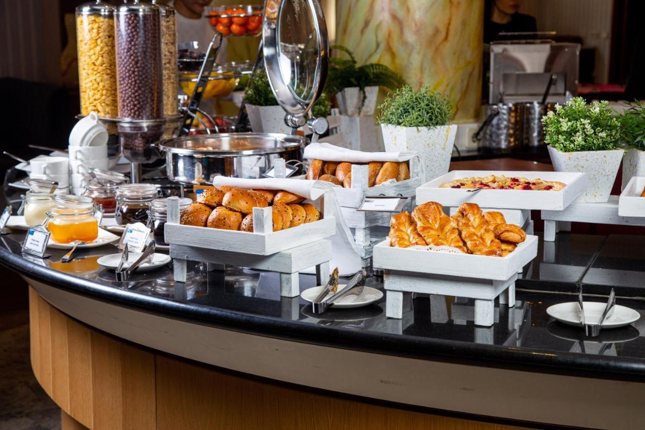 Rahat Palace Hotel อัลมาตี ภายนอก รูปภาพ A breakfast buffet