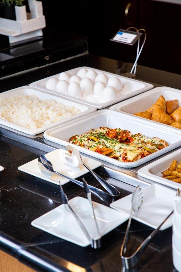 Rahat Palace Hotel อัลมาตี ภายนอก รูปภาพ A chafing dish buffet