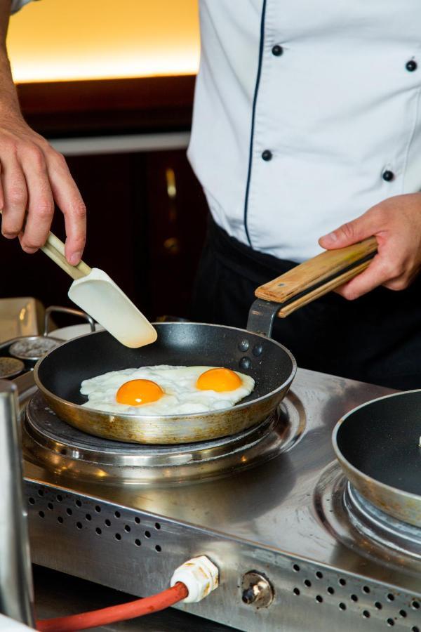 Rahat Palace Hotel อัลมาตี ภายนอก รูปภาพ Fried eggs