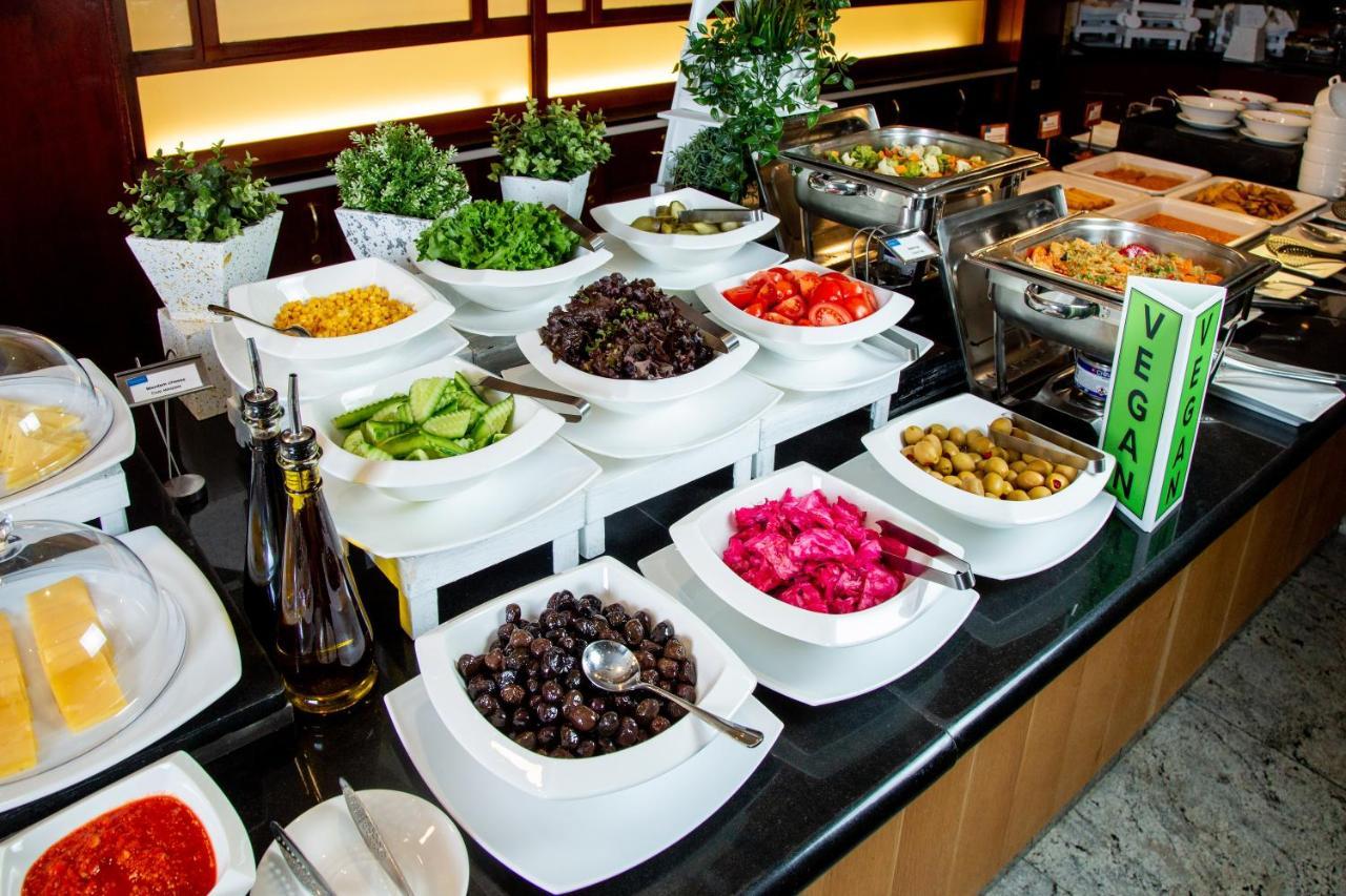 Rahat Palace Hotel อัลมาตี ภายนอก รูปภาพ A salad bar