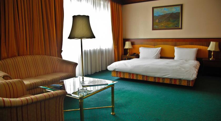 Rahat Palace Hotel อัลมาตี ภายนอก รูปภาพ A hotel room