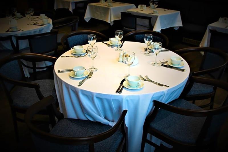 Rahat Palace Hotel อัลมาตี ภายนอก รูปภาพ A table set for a meal