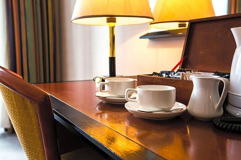 Rahat Palace Hotel อัลมาตี ภายนอก รูปภาพ A tea tray in a hotel room